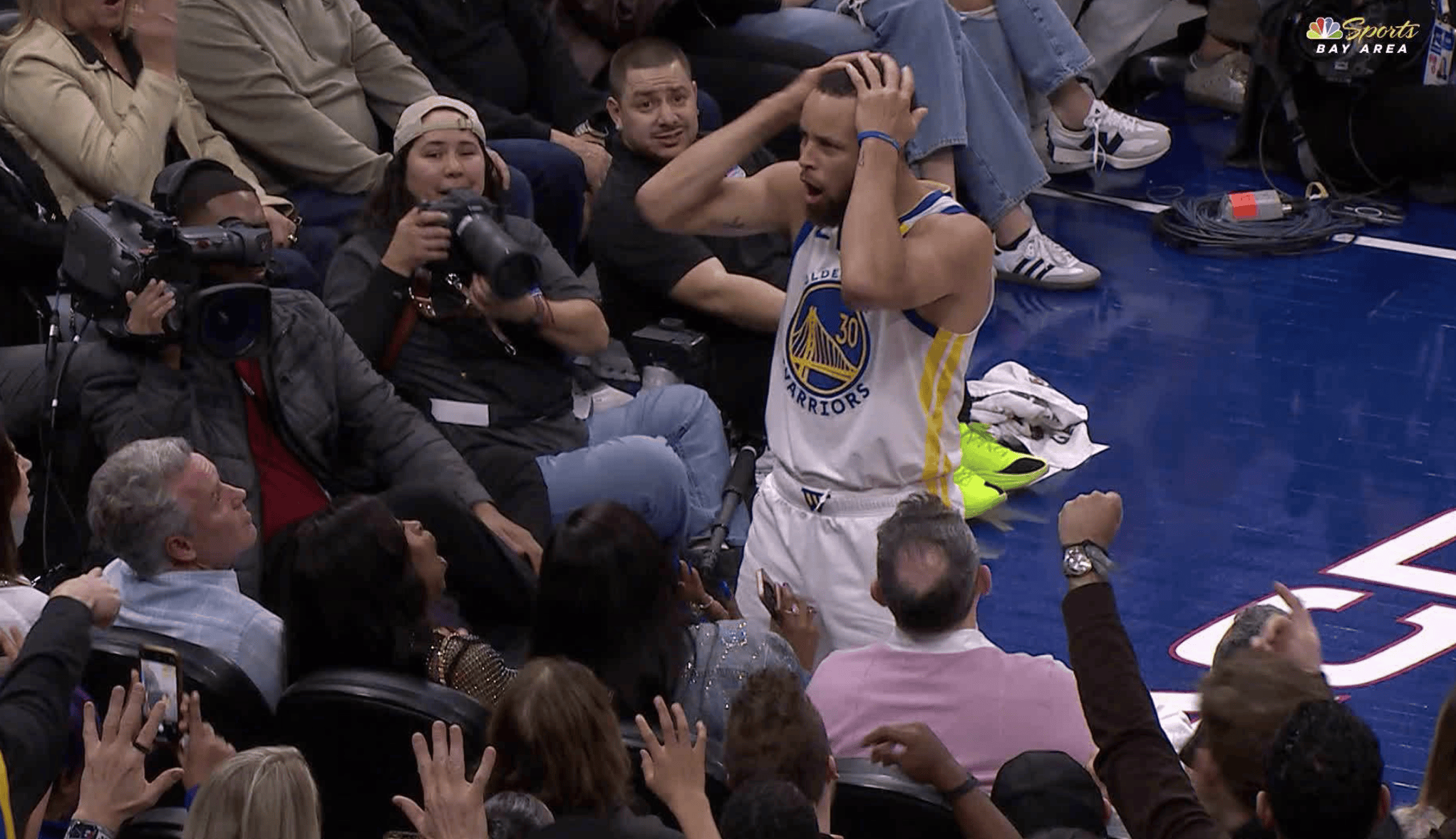 爱游戏体育直播库里重返赛场，比赛规则变更首场状态出色，湖人观众沸腾！