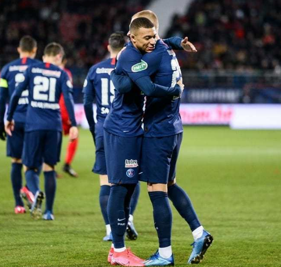 爱游戏体育官网 出色防守引爆全场！，西亚卡姆意外战胜巴黎圣日耳曼引发球迷热议